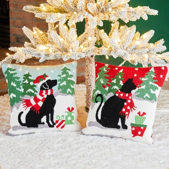 Glitzhome® Hooked Christmas Dog & Cat Throw Pillow Set 3 Glitzhome® Hooked Christmas Dog & Cat Throw Pillow Set - Image 3